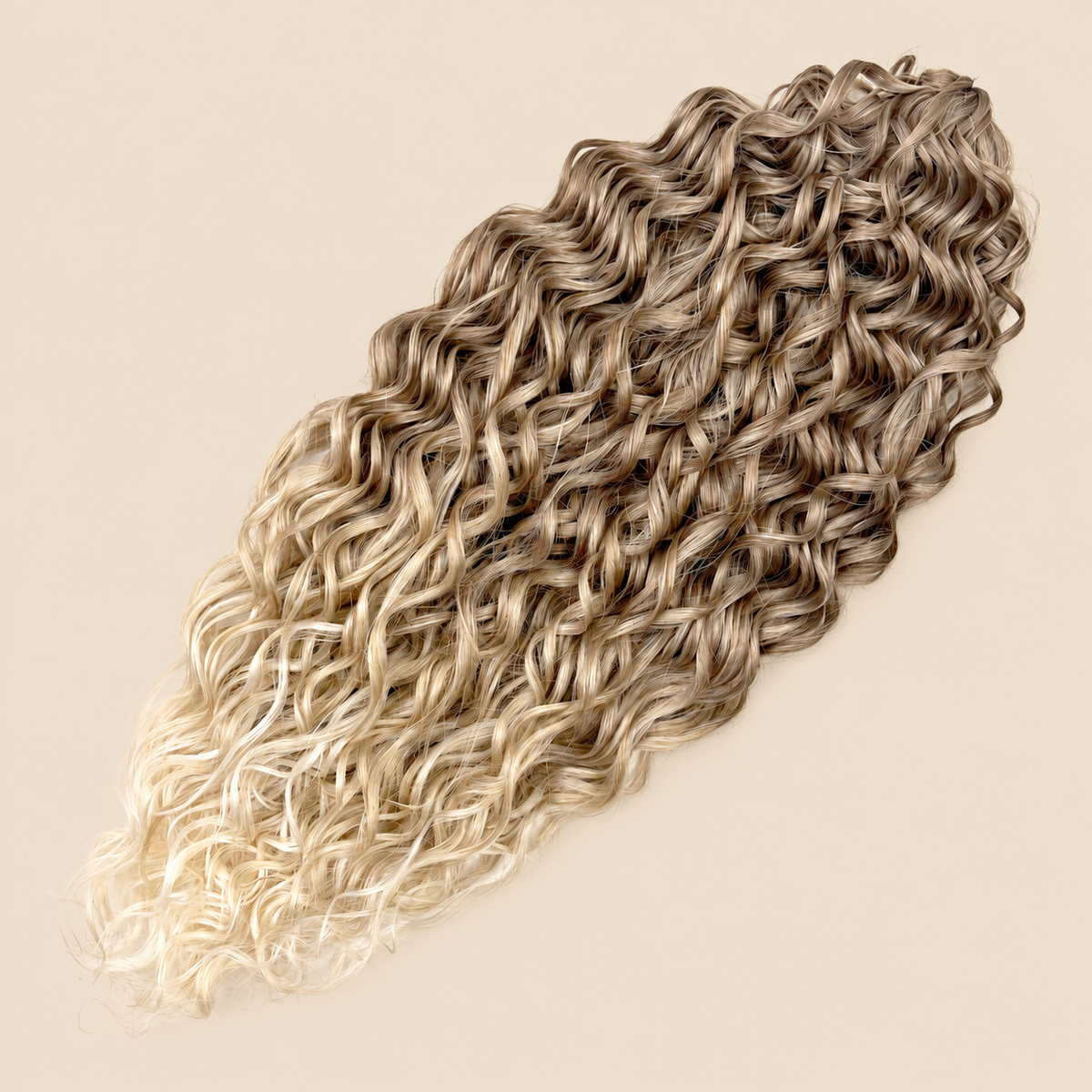 Jessica golvend invlechthaar 60 cm in bruin-blond (T-Brown97) op beige achtergrond – De HaarBoetiek