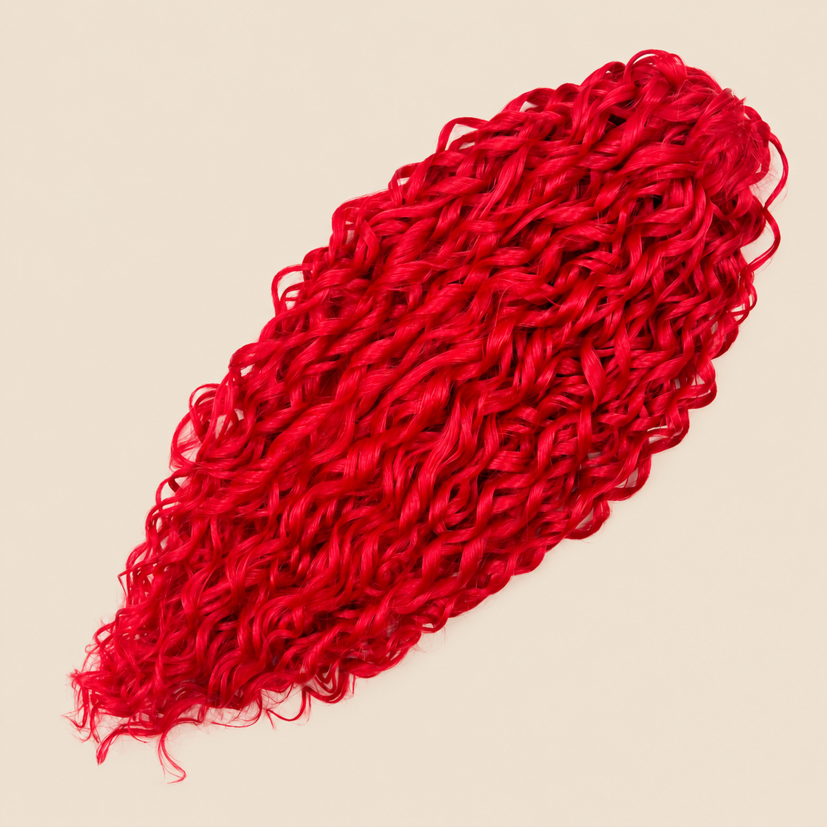 Jessica golvend invlechthaar 60 cm in rood (Red) op beige achtergrond – De HaarBoetiek