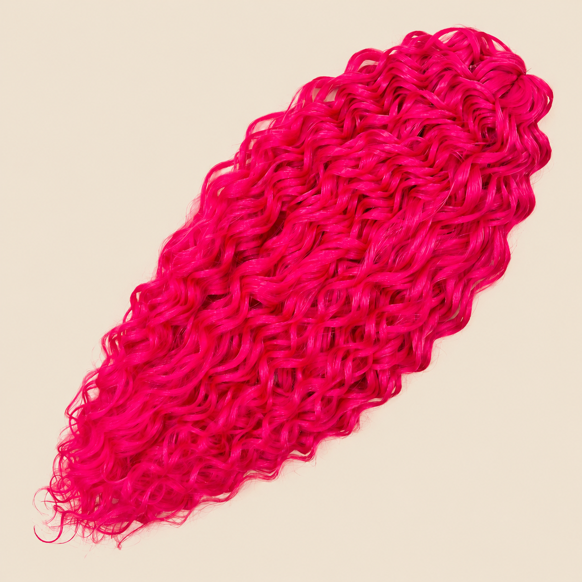 Jessica golvend invlechthaar 60 cm in roze (Pink1) op beige achtergrond – De HaarBoetiek