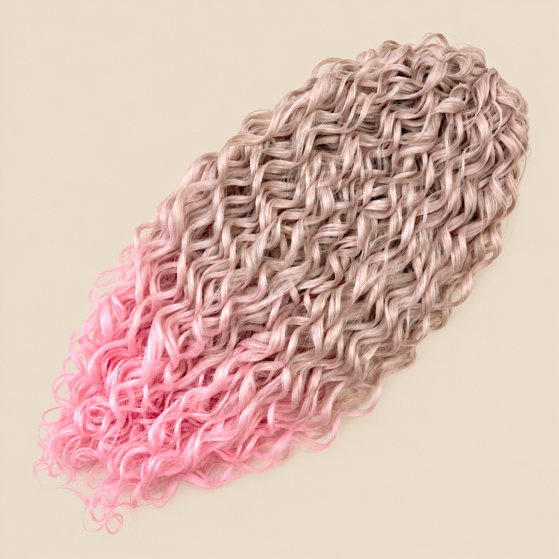 Jessica golvend invlechthaar 60 cm in roze (TGPink12) op beige achtergrond – De HaarBoetiek