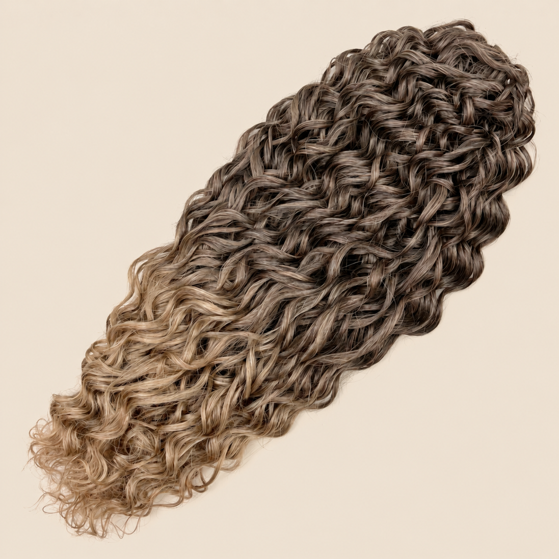 Jessica golvend invlechthaar 60 cm in bruin (T8/14A) op beige achtergrond – De HaarBoetiek