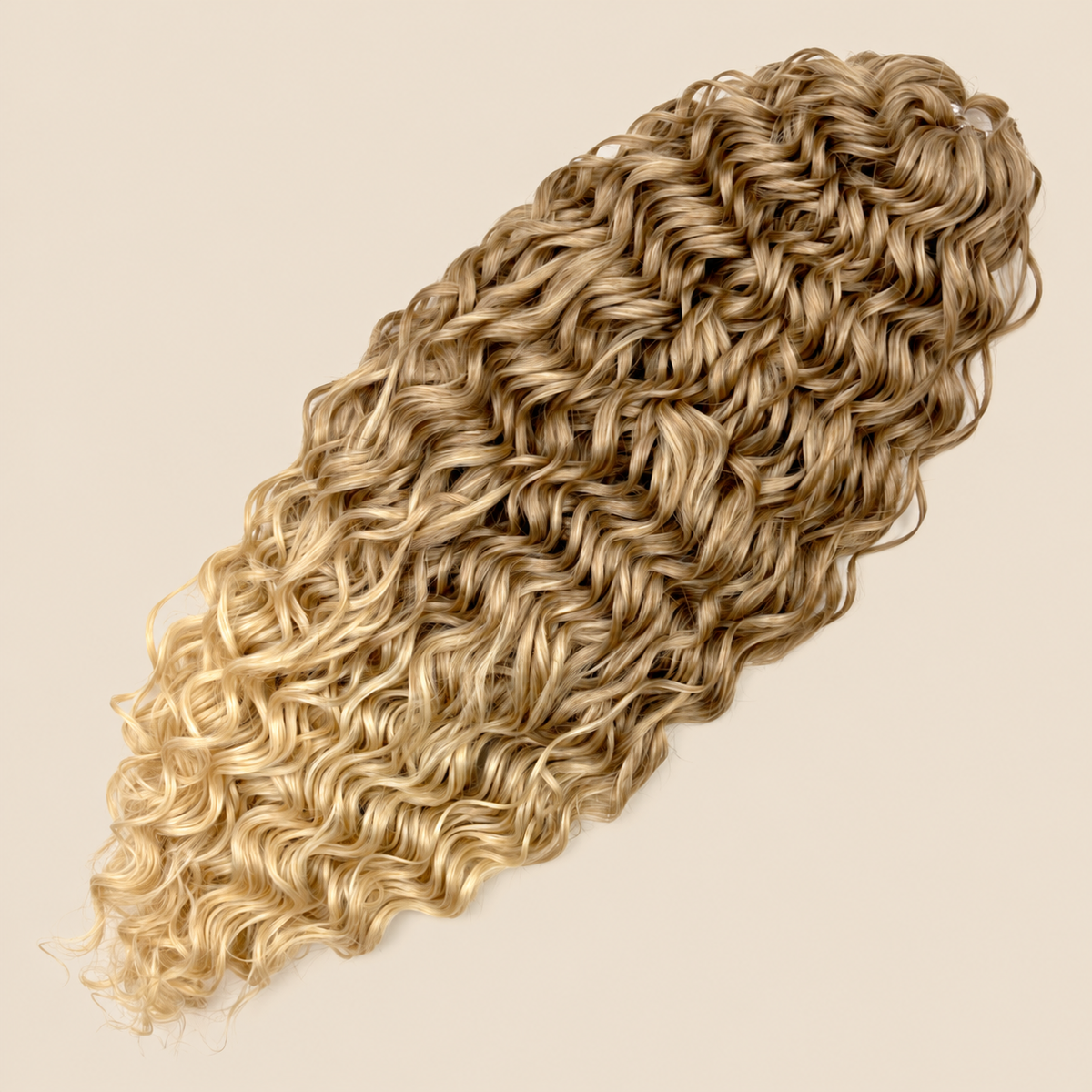 Jessica golvend invlechthaar 60 cm in bruin (T12/22A) op beige achtergrond – De HaarBoetiek