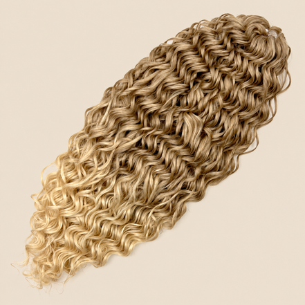 Jessica golvend invlechthaar 60 cm in bruin (T12/22A) op beige achtergrond – De HaarBoetiek