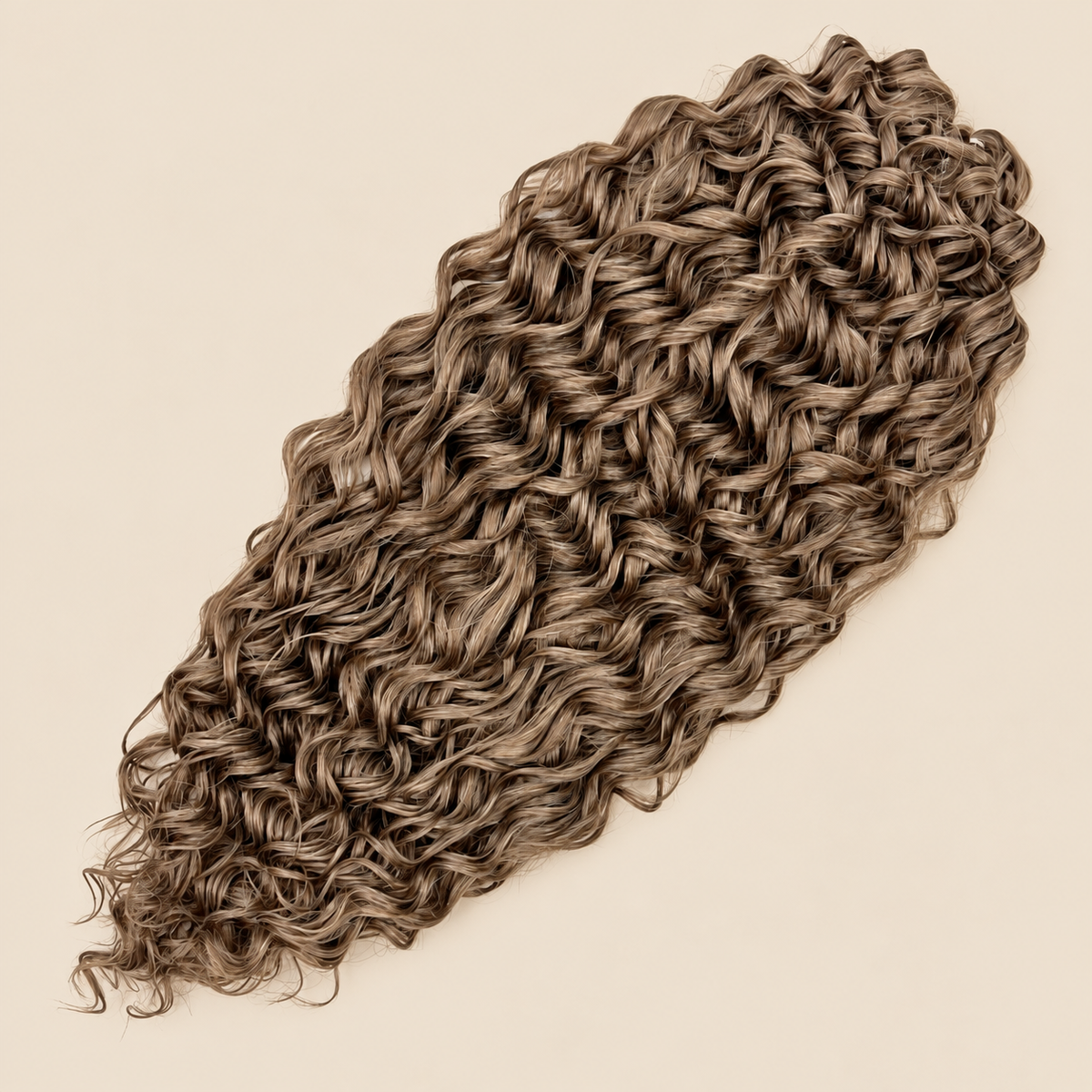 Jessica golvend invlechthaar 60 cm in bruin (18T) op beige achtergrond – De HaarBoetiek