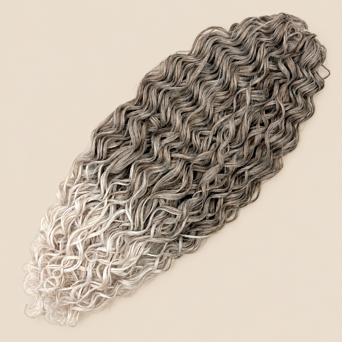 Jessica golvend invlechthaar 60 cm in bruin-blond (T18/56C) op beige achtergrond – De HaarBoetiek