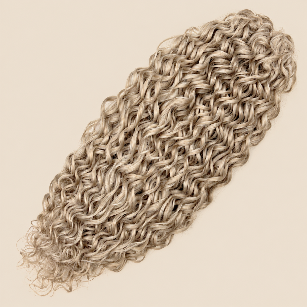 Jessica golvend invlechthaar 60 cm in blond (56A) op beige achtergrond – De HaarBoetiek