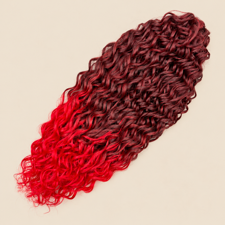 Jessica golvend invlechthaar 60 cm in rood (T8/Red) op beige achtergrond – De HaarBoetiek