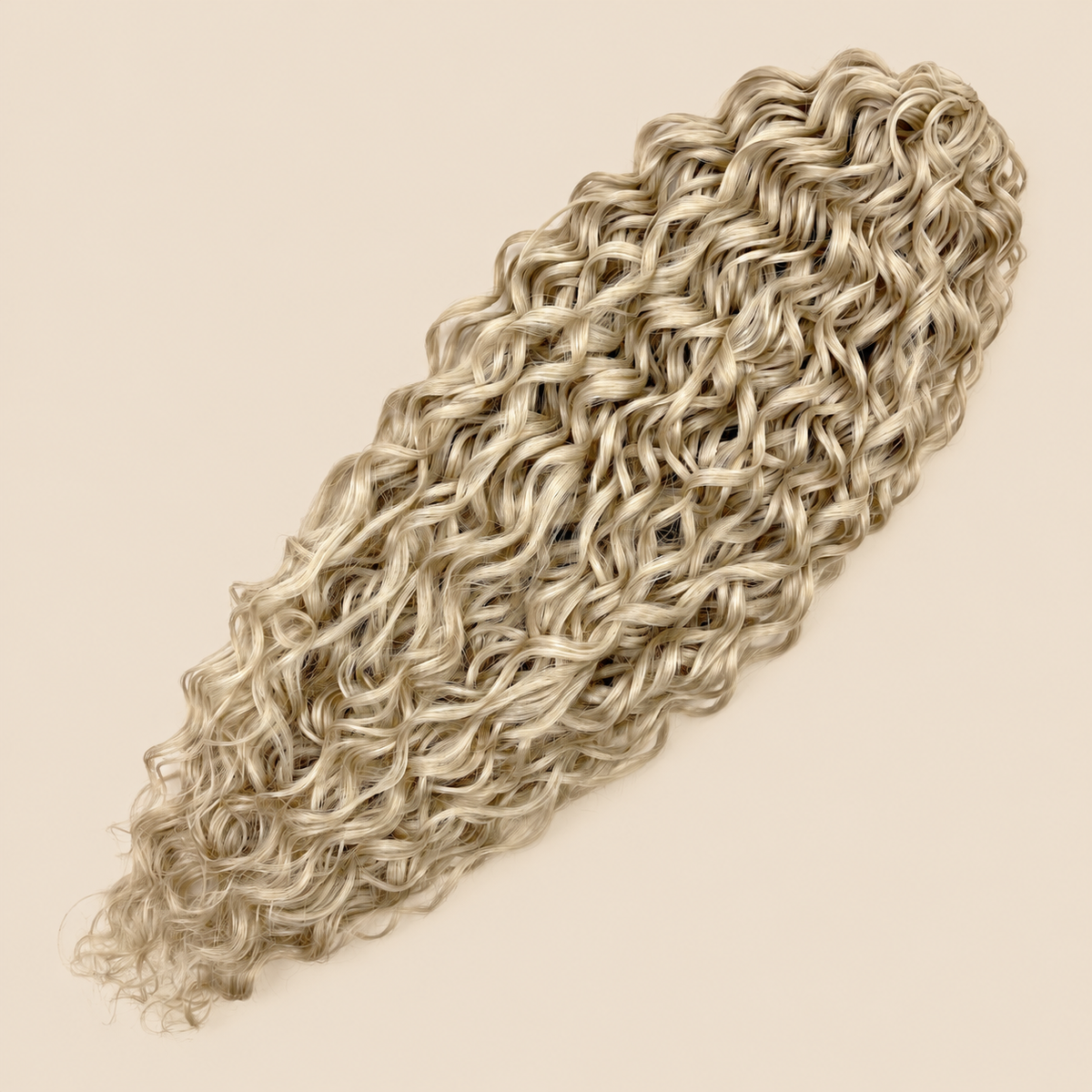 Jessica golvend invlechthaar 60 cm in blond (Linen(47)) op beige achtergrond – De HaarBoetiek