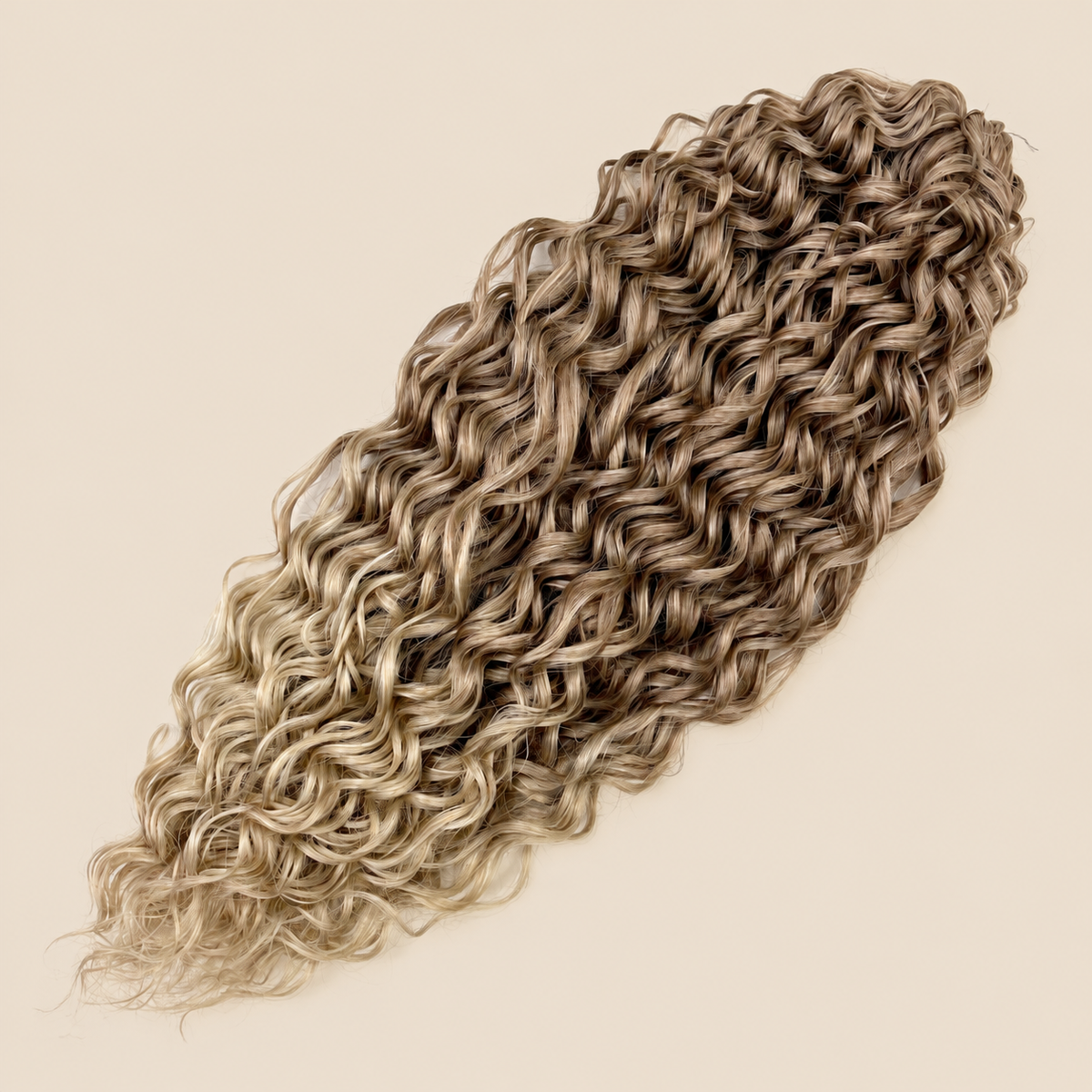 Jessica golvend invlechthaar 60 cm in bruin-blond (T14/24D) op beige achtergrond – De HaarBoetiek