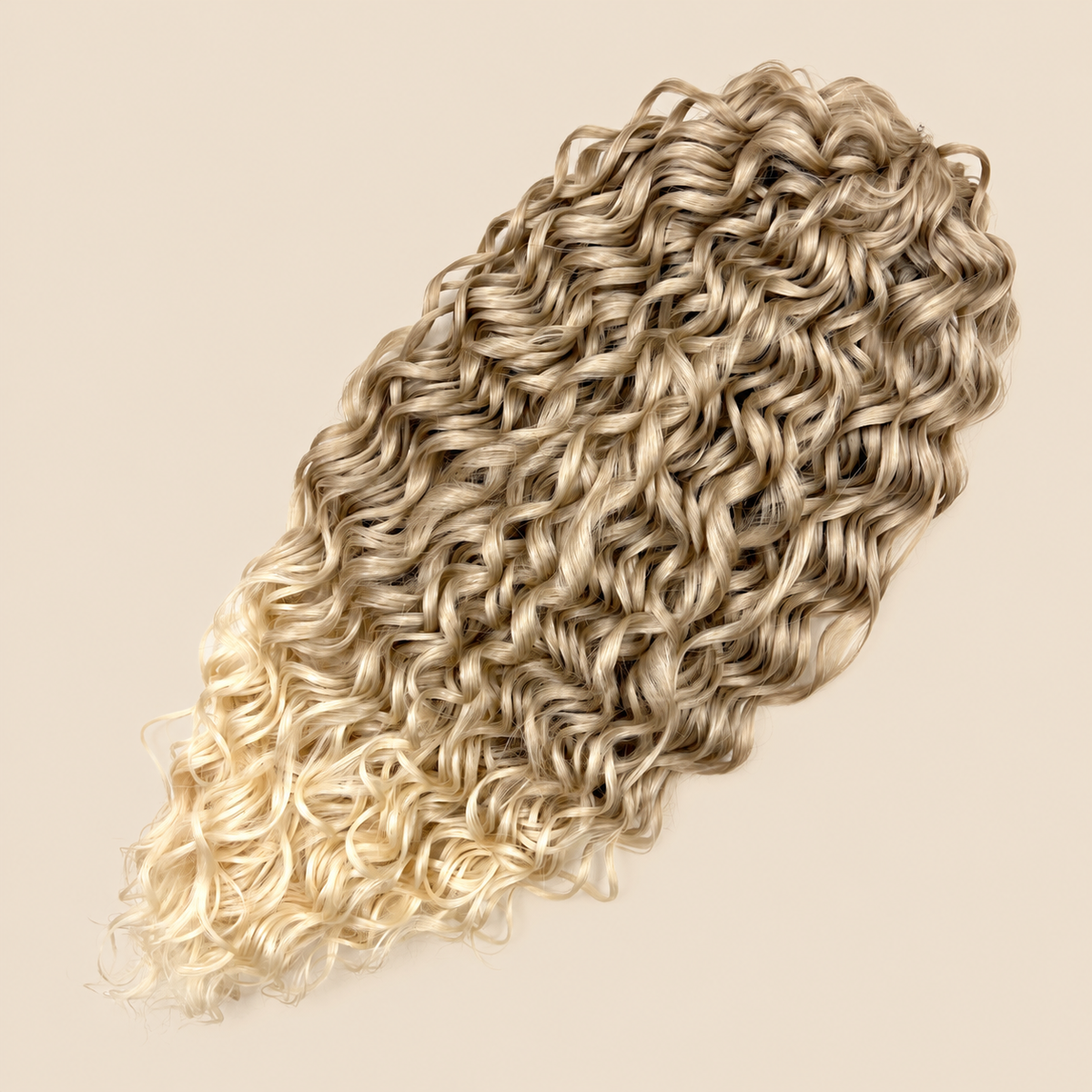 Jessica golvend invlechthaar 60 cm in blond (T16/613) op beige achtergrond – De HaarBoetiek