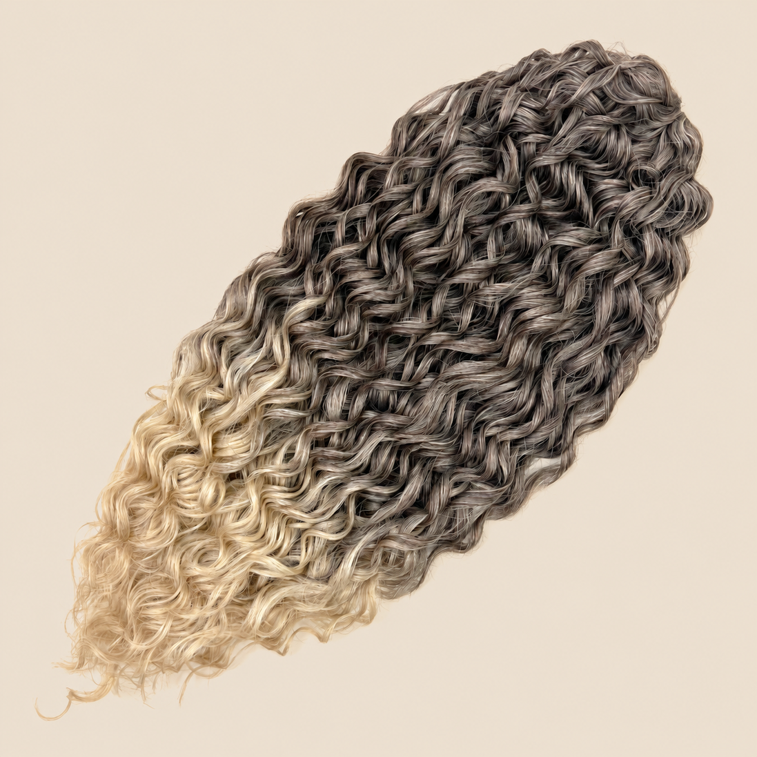 Jessica golvend invlechthaar 60 cm in bruin-blond (T4/22) op beige achtergrond – De HaarBoetiek