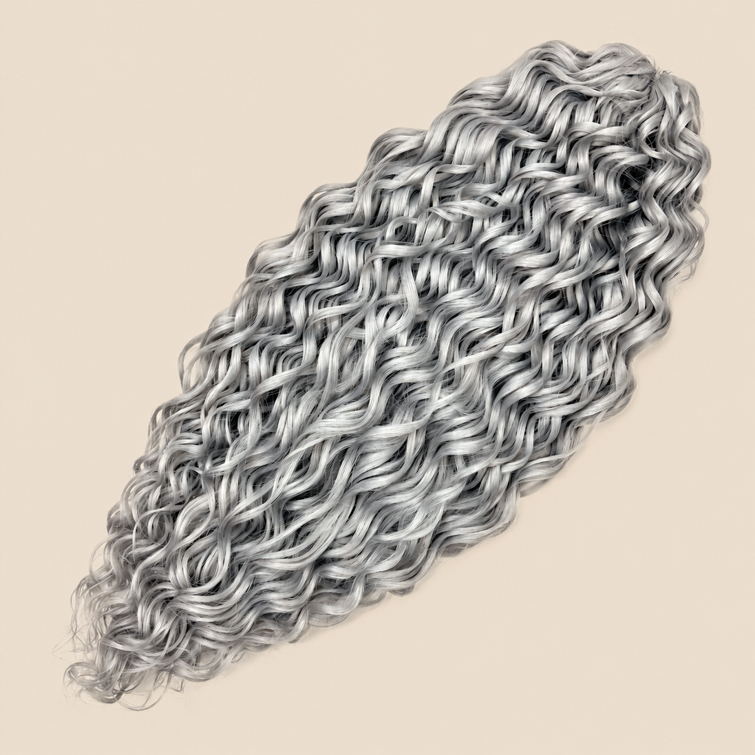 Jessica golvend invlechthaar 60 cm in grijs (Silver) op beige achtergrond – De HaarBoetiek