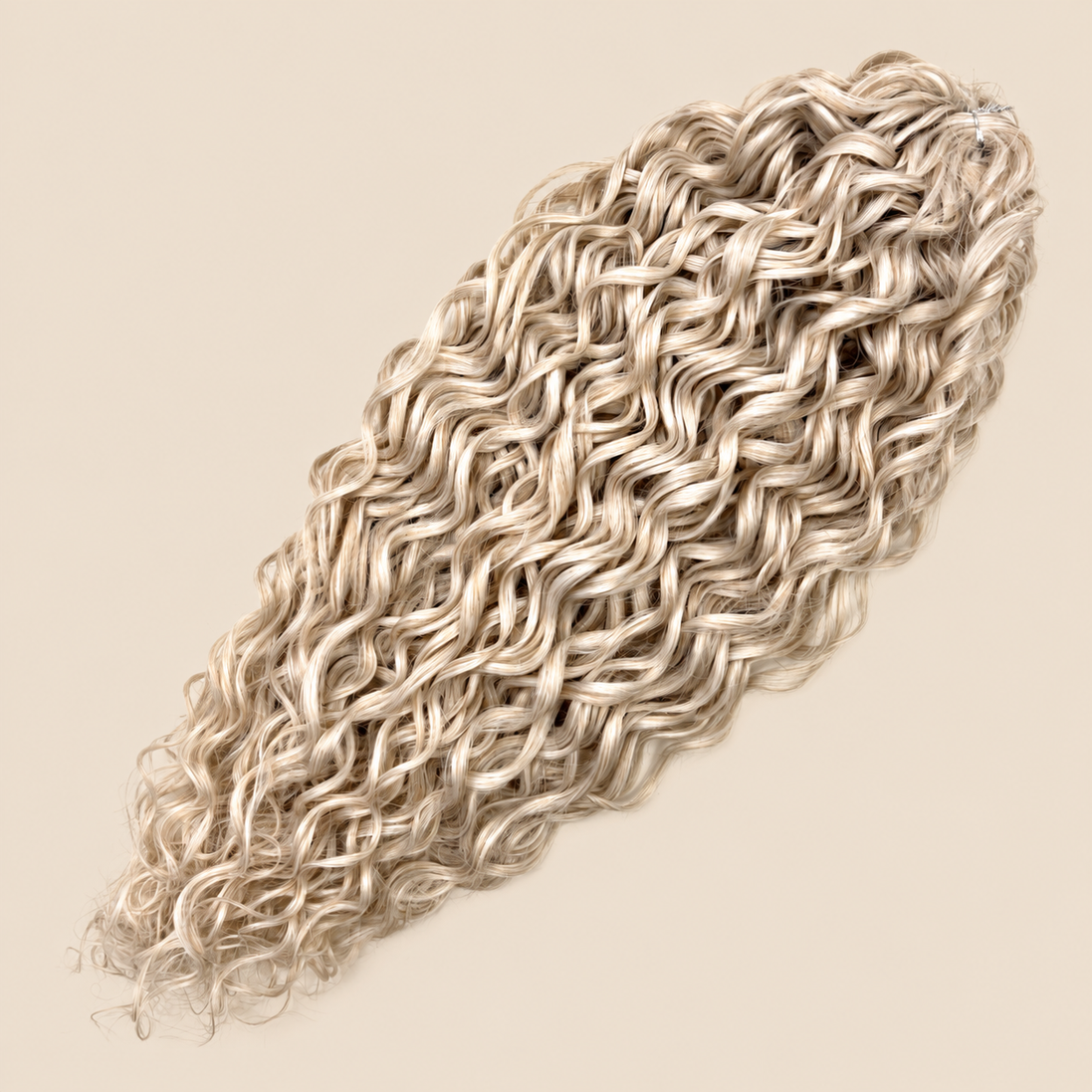 Jessica golvend invlechthaar 60 cm in blond (LGL5) op beige achtergrond – De HaarBoetiek