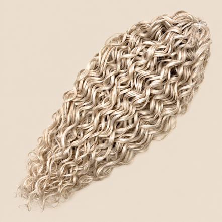 Jessica golvend invlechthaar 60 cm in blond (LGL5) op beige achtergrond – De HaarBoetiek