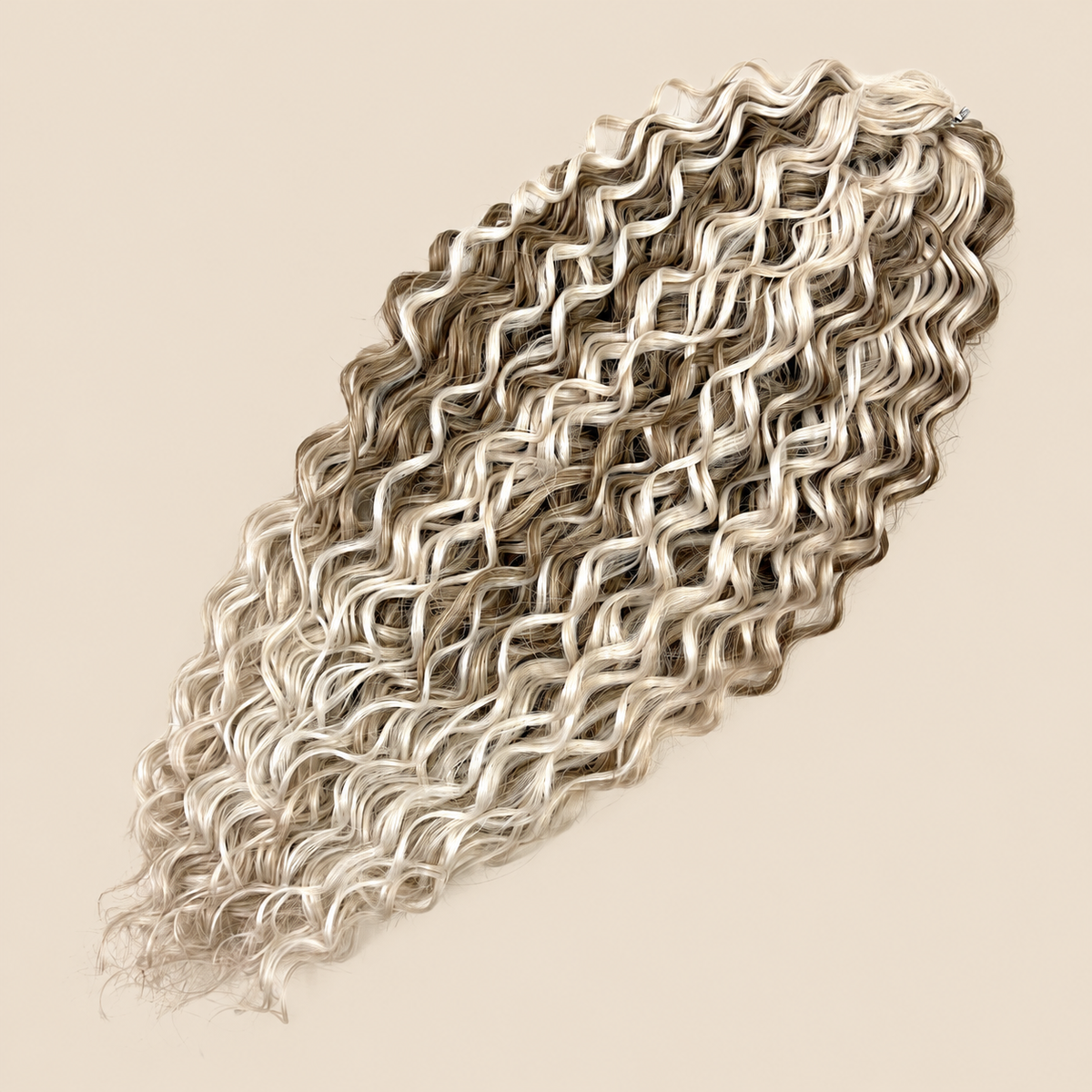 Jessica golvend invlechthaar 60 cm in bruin-blond (PT-GLINEN(2)A) op beige achtergrond – De HaarBoetiek