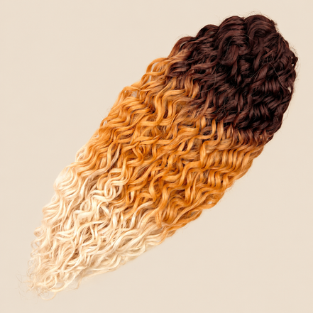 Jessica golvend invlechthaar 60 cm in oranje (3T-Worange1) op beige achtergrond – De HaarBoetiek