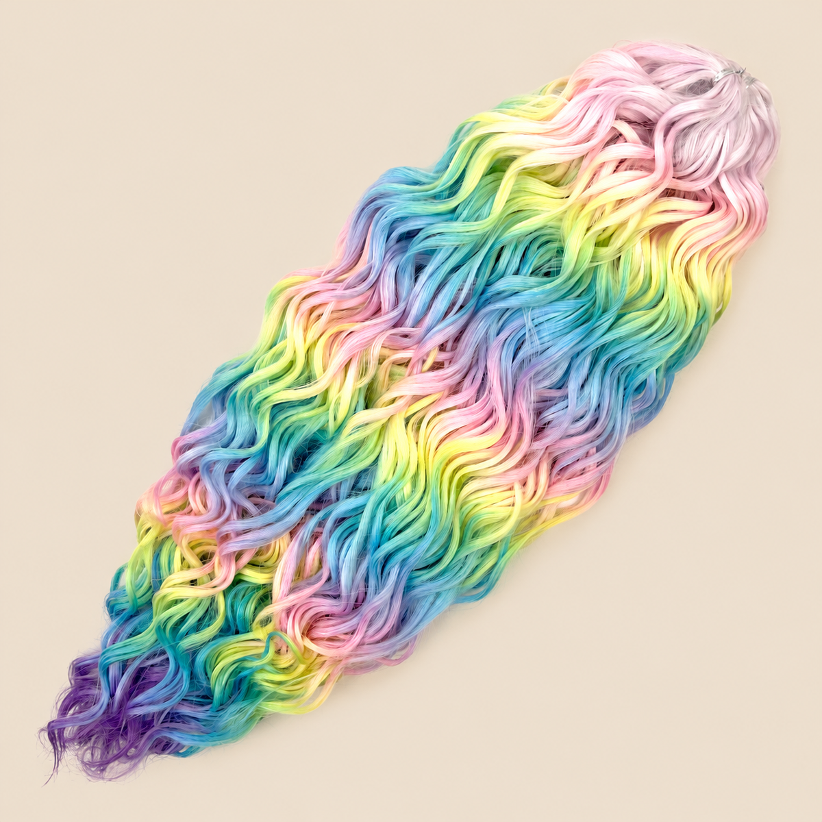 Jessica golvend invlechthaar 60 cm in regenboog (HPD104) op beige achtergrond – De HaarBoetiek