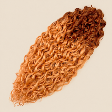 Jessica golvend invlechthaar 60 cm in roze (TT-GORANGE4) op beige achtergrond – De HaarBoetiek