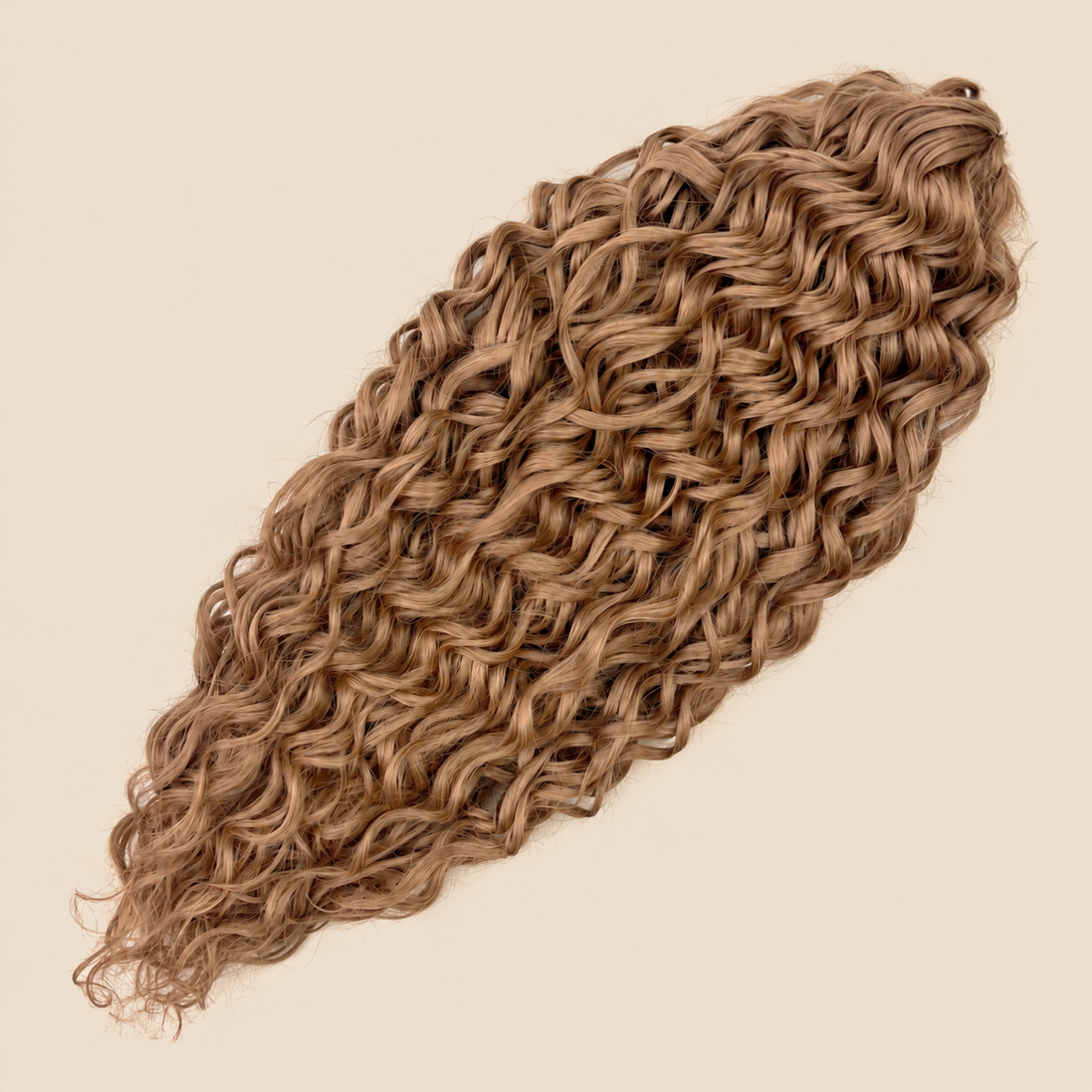 Jessica golvend invlechthaar 60 cm in blond (27+26) op beige achtergrond – De HaarBoetiek