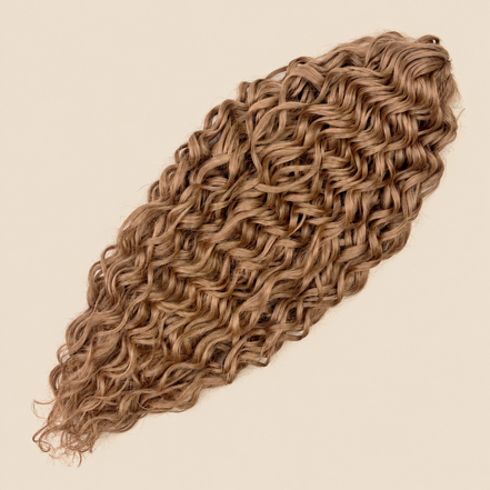Jessica golvend invlechthaar 60 cm in blond (27+26) op beige achtergrond – De HaarBoetiek