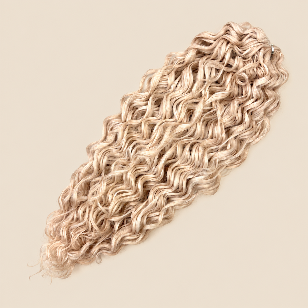 Jessica golvend invlechthaar 60 cm in blond (Creamy) op beige achtergrond – De HaarBoetiek
