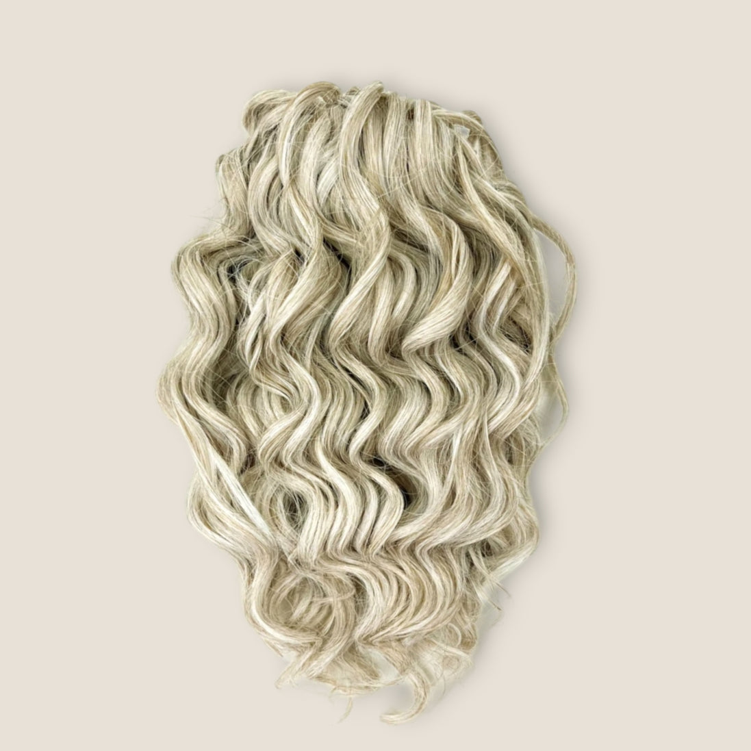 Jessica Krullend Invlechthaar 25 cm 200 g – Beigeblond T16/56C – De HaarBoetiek