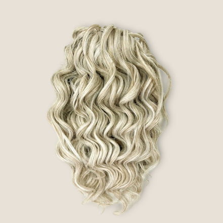 Jessica Krullend Invlechthaar 25 cm 200 g – Beigeblond T16/56C – De HaarBoetiek