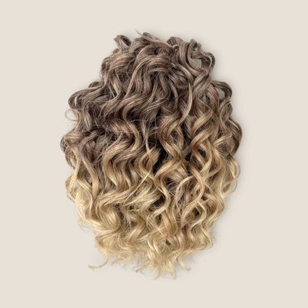 Jessica Krullend Invlechthaar 25 cm 200 g – Bruin Goudblond Ombre T042 – De HaarBoetiek