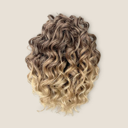 Jessica Krullend Invlechthaar 25 cm 200 g – Bruin Goudblond Ombre T042 – De HaarBoetiek