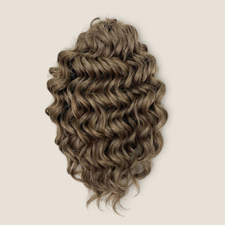Jessica Krullend Invlechthaar 25 cm 200 g – Lichtbruin 18T – De HaarBoetiek
