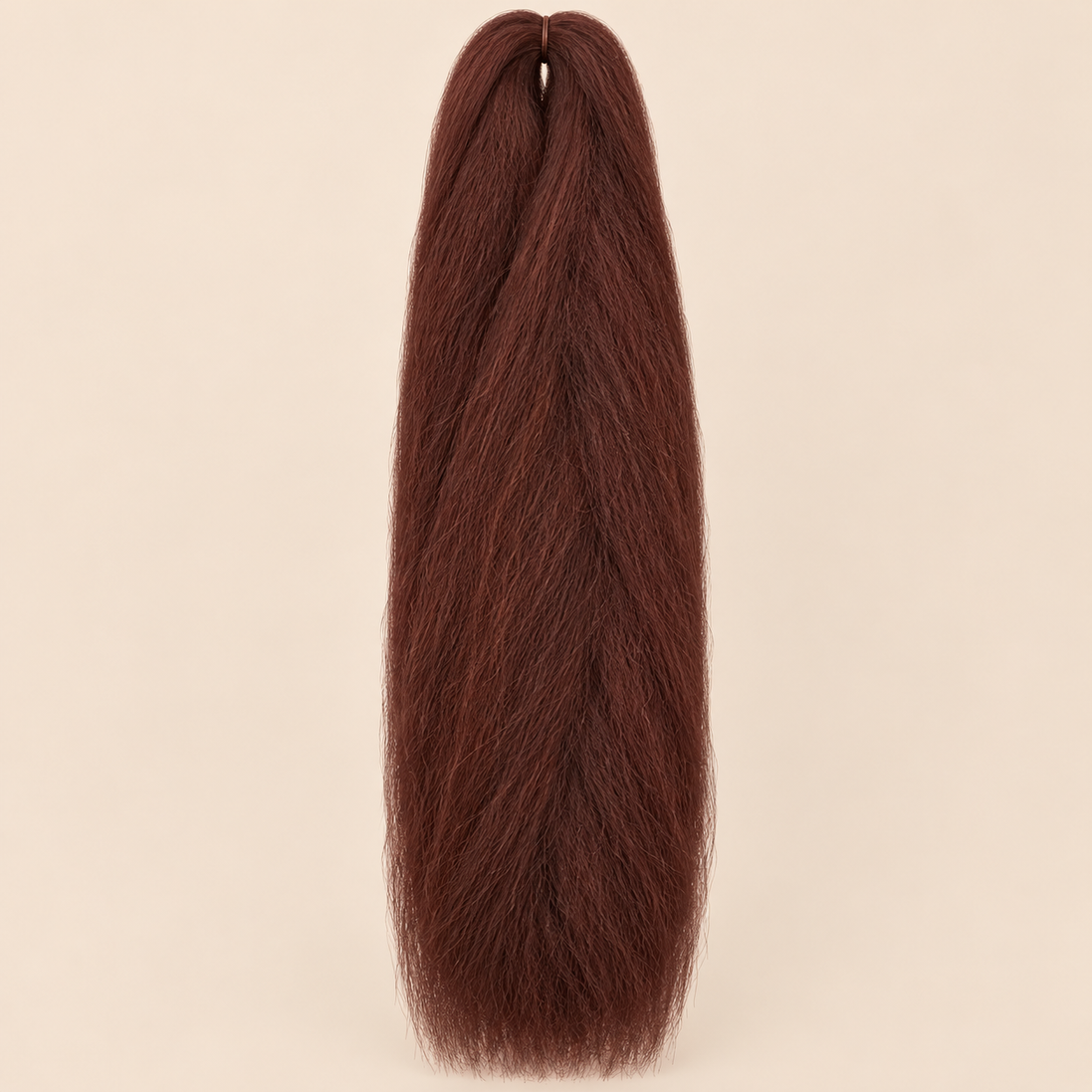 Jumbo Braid 100% Kanekalon Bng kleur 130 kastanjebruin, 60 cm, 85 gram op beige achtergrond