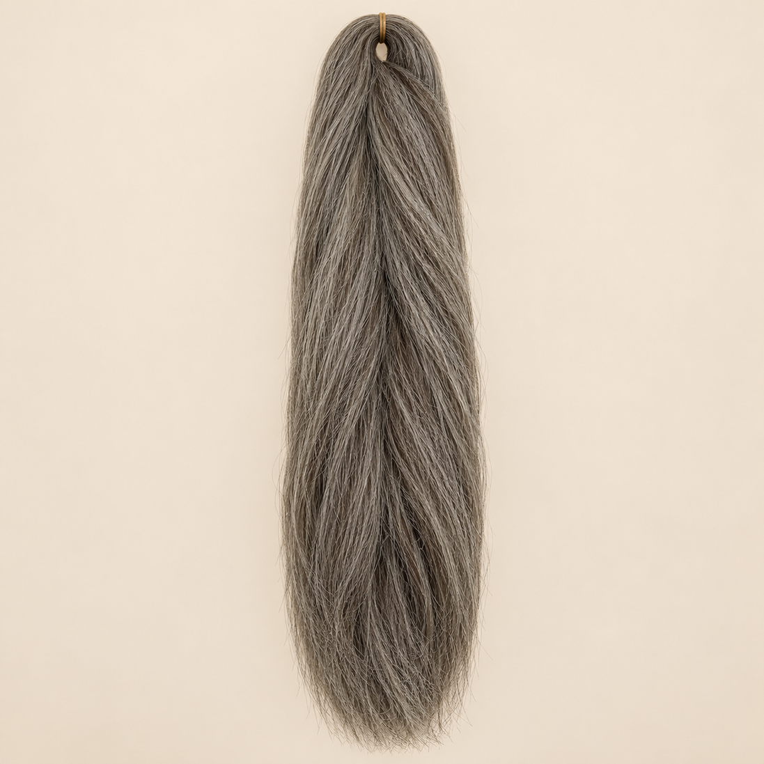 Jumbo Braid 100% Kanekalon Bng kleur 34 donkergrijs, 60 cm, 85 gram op beige achtergrond