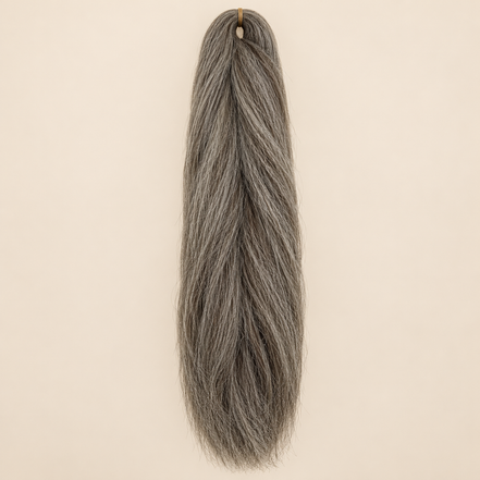 Jumbo Braid 100% Kanekalon Bng kleur 34 donkergrijs, 60 cm, 85 gram op beige achtergrond