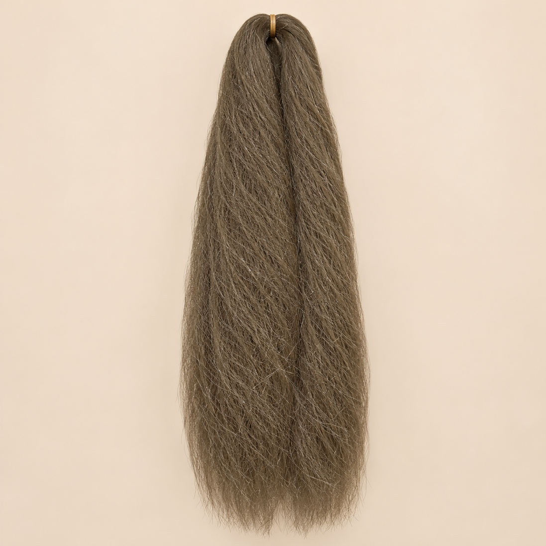 Jumbo Braid 100% Kanekalon Bng kleur 12 asbruin, 60 cm, 85 gram op beige achtergrond