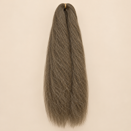 Jumbo Braid 100% Kanekalon Bng kleur 12 asbruin, 60 cm, 85 gram op beige achtergrond