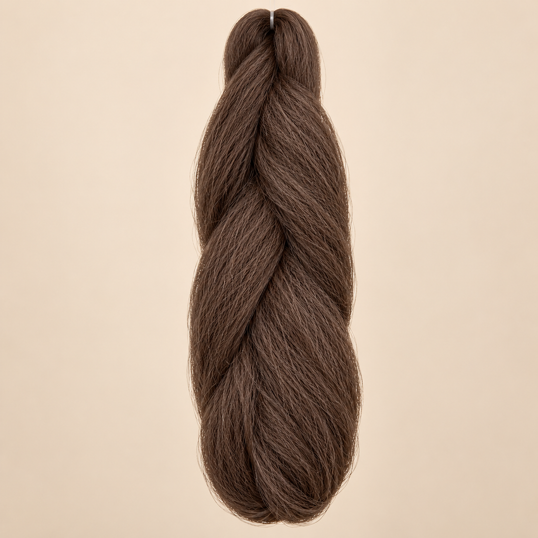 Jumbo Braid 100% Kanekalon Bng kleur 8 middelbruin, 60 cm, 85 gram op beige achtergrond
