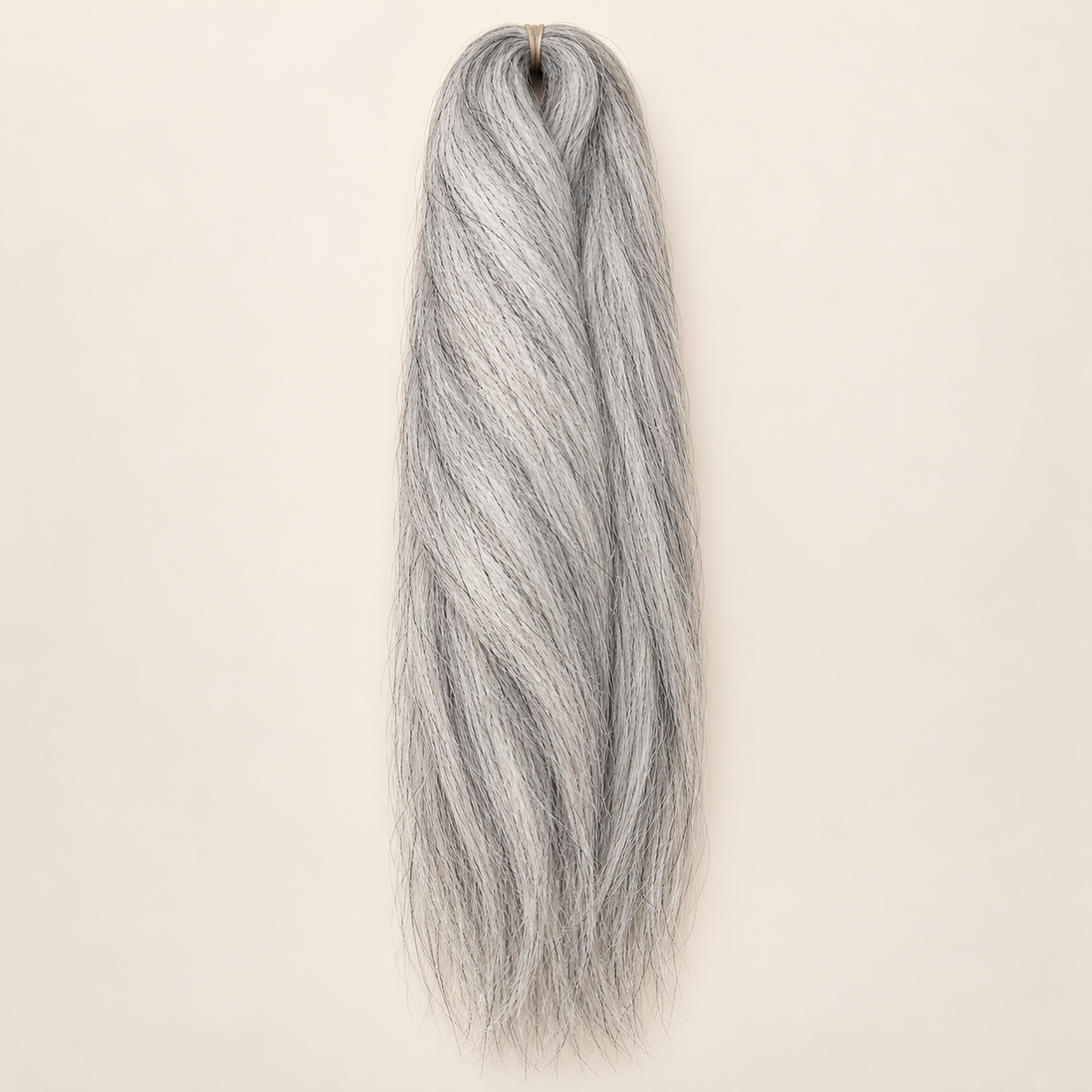 Jumbo Braid 100% Kanekalon Bng kleur 51 zilvergrijs, 60 cm, 85 gram op beige achtergrond