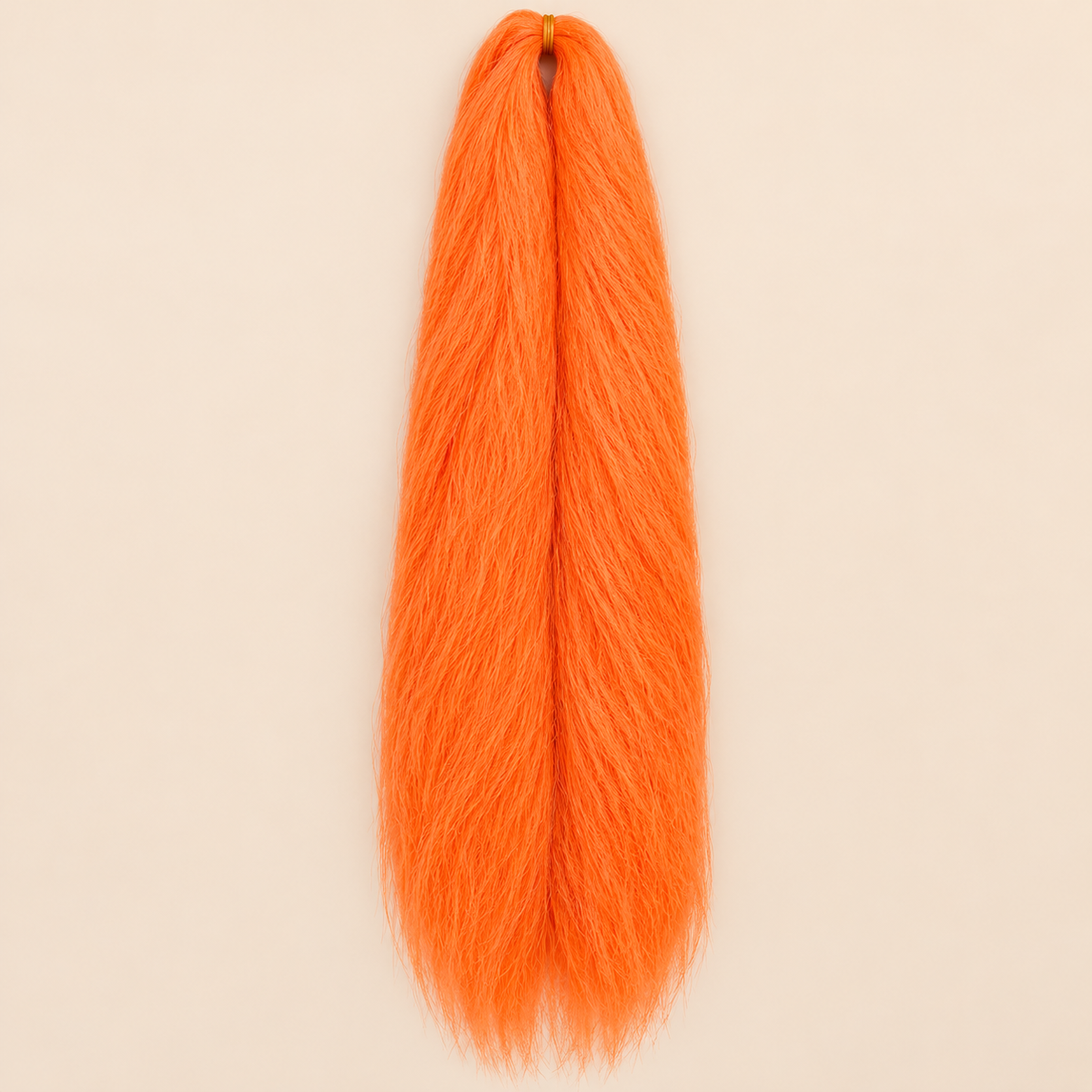Jumbo Braid 100% Kanekalon Bng kleur Hyacinth oranje, 60 cm, 85 gram op beige achtergrond