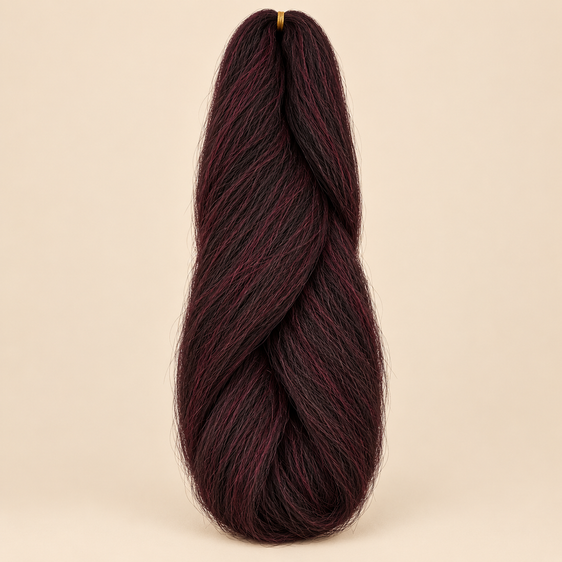 Jumbo Braid 100% Kanekalon Bng kleur 99J diep bordeaux, 60 cm, 85 gram op beige achtergrond