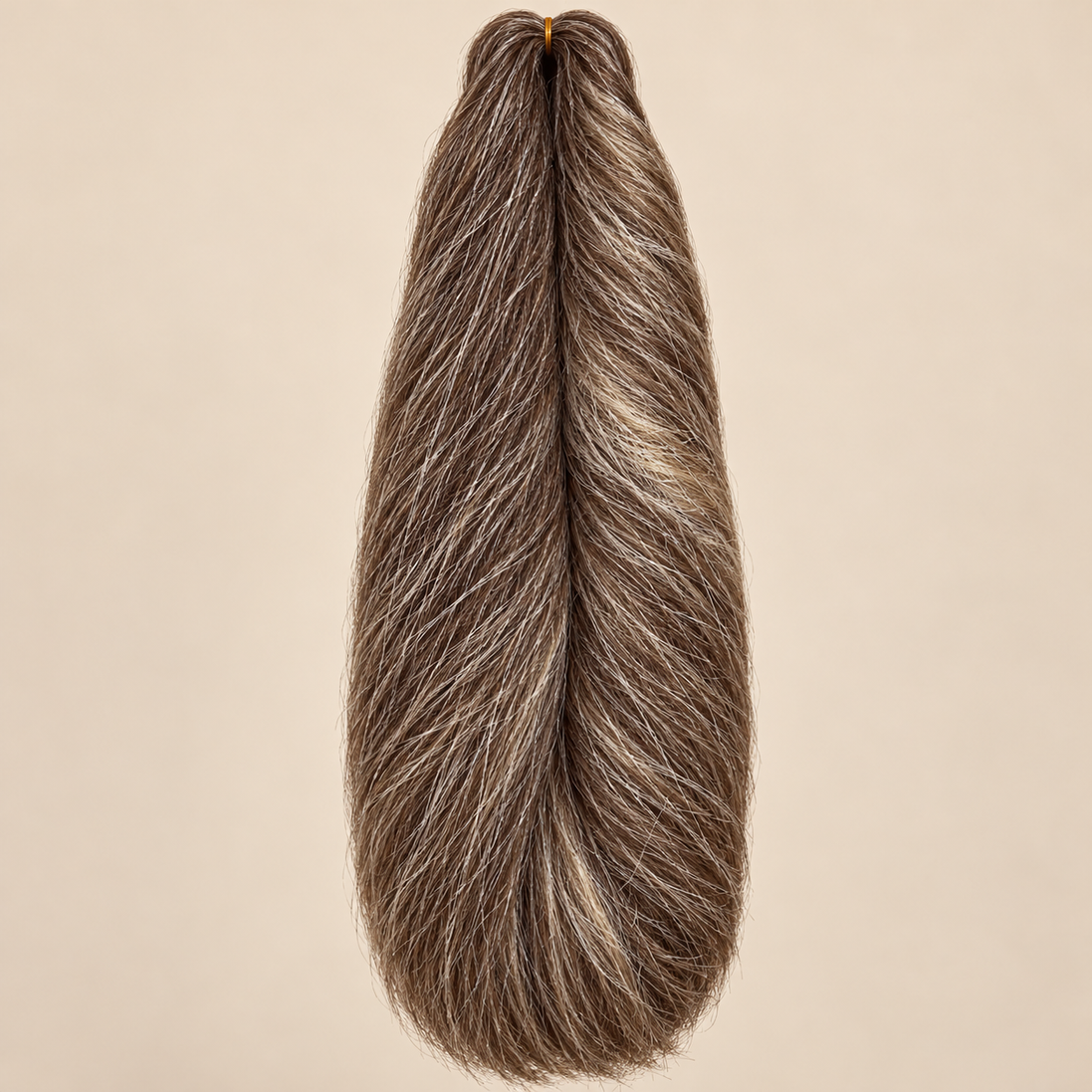 Jumbo Braid 100% Kanekalon Bng kleur 4/22 bruin met blond, 60 cm, 85 gram op beige achtergrond