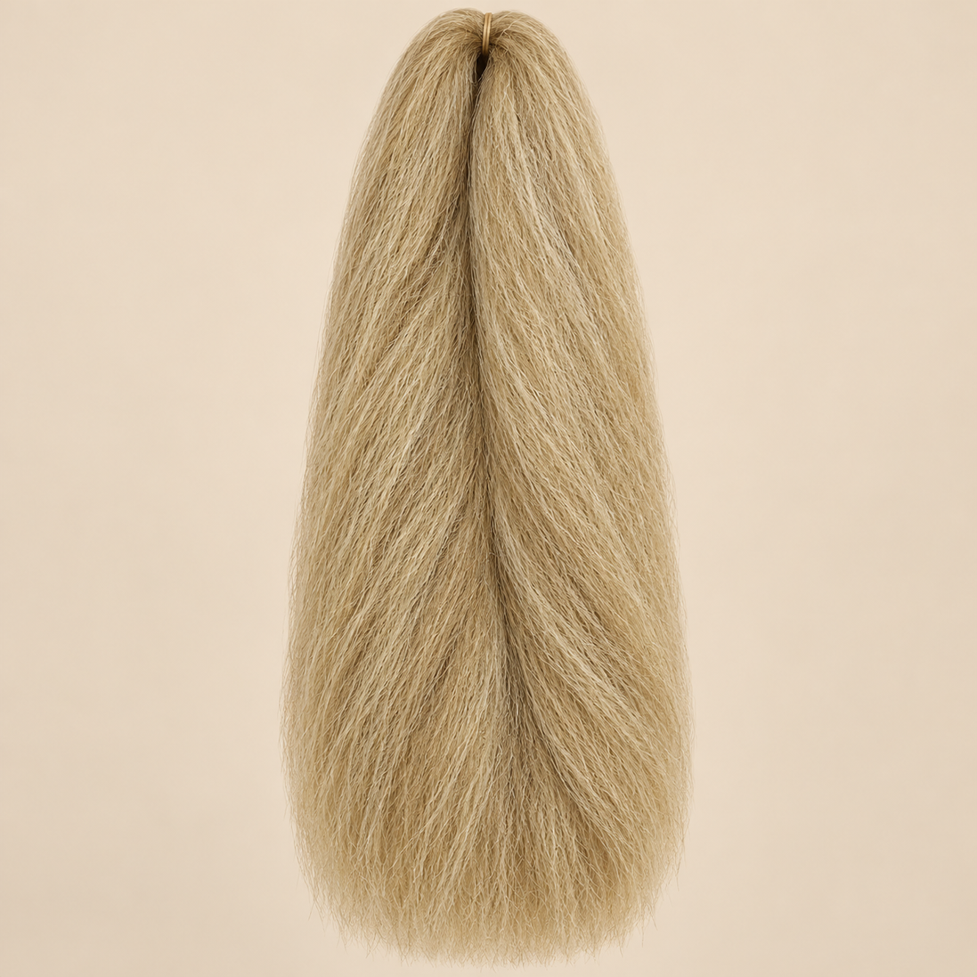Jumbo Braid 100% Kanekalon Bng kleur 27/613 goudblond met lichtblond, 60 cm, 85 gram op beige achtergrond