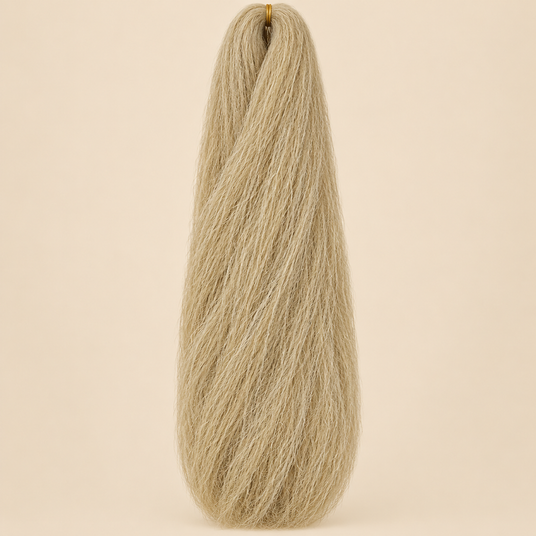 Jumbo Braid 100% Kanekalon Bng kleur 22 lichtblond, 60 cm, 85 gram op beige achtergrond