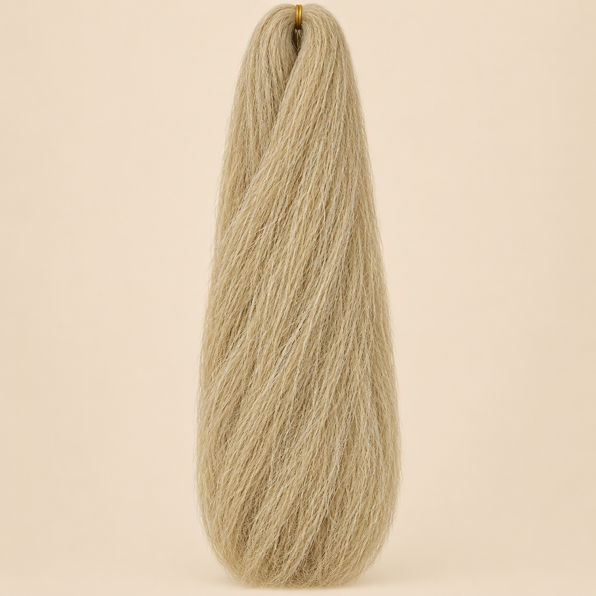 Jumbo Braid 100% Kanekalon Bng kleur 22 lichtblond, 60 cm, 85 gram op beige achtergrond