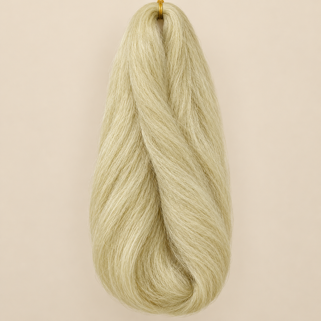 Jumbo Braid 100% Kanekalon Bng kleur 22/613 beige blond met lichtblond, 60 cm, 85 gram op beige achtergrond