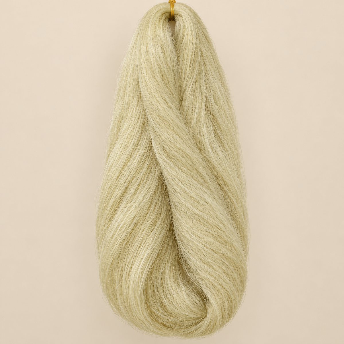 Jumbo Braid 100% Kanekalon Bng kleur 22/613 beige blond met lichtblond, 60 cm, 85 gram op beige achtergrond