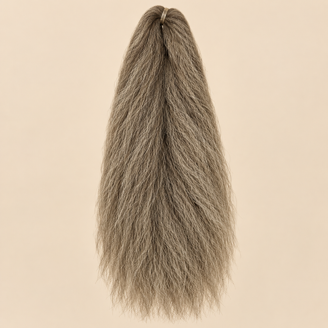 Jumbo Braid 100% Kanekalon BraidOrDie, kleur Ash Brown, beige achtergrond