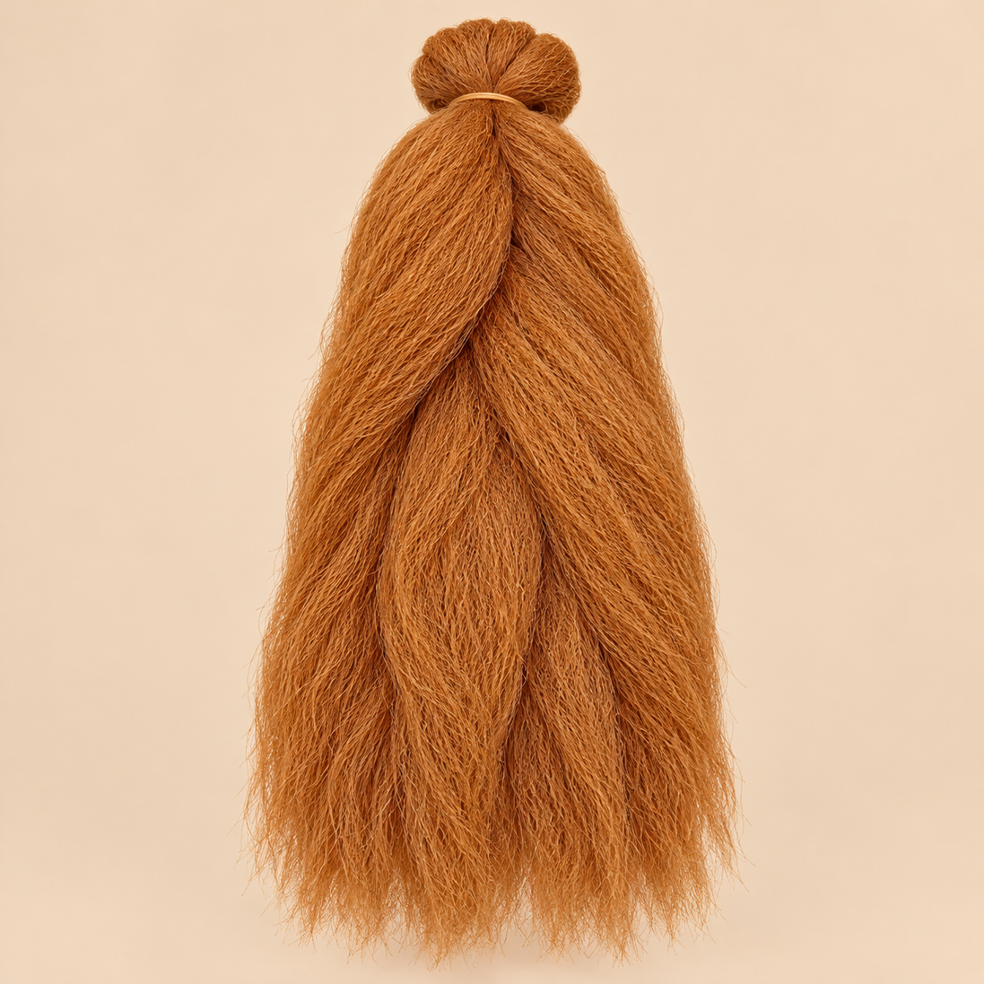 Jumbo Braid 100% Kanekalon BraidOrDie, kleur Amber, beige achtergrond