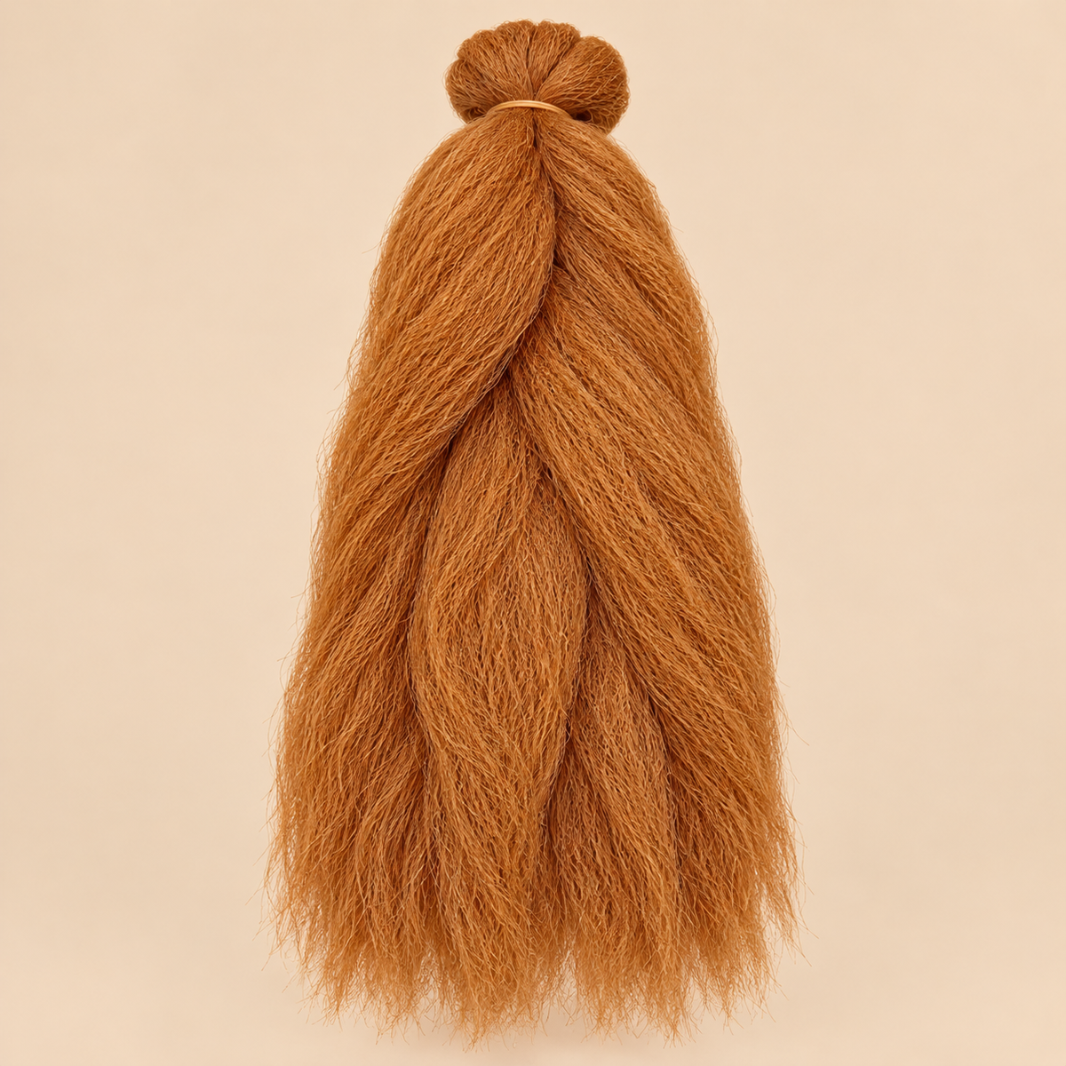 Jumbo Braid 100% Kanekalon BraidOrDie, kleur Amber, beige achtergrond