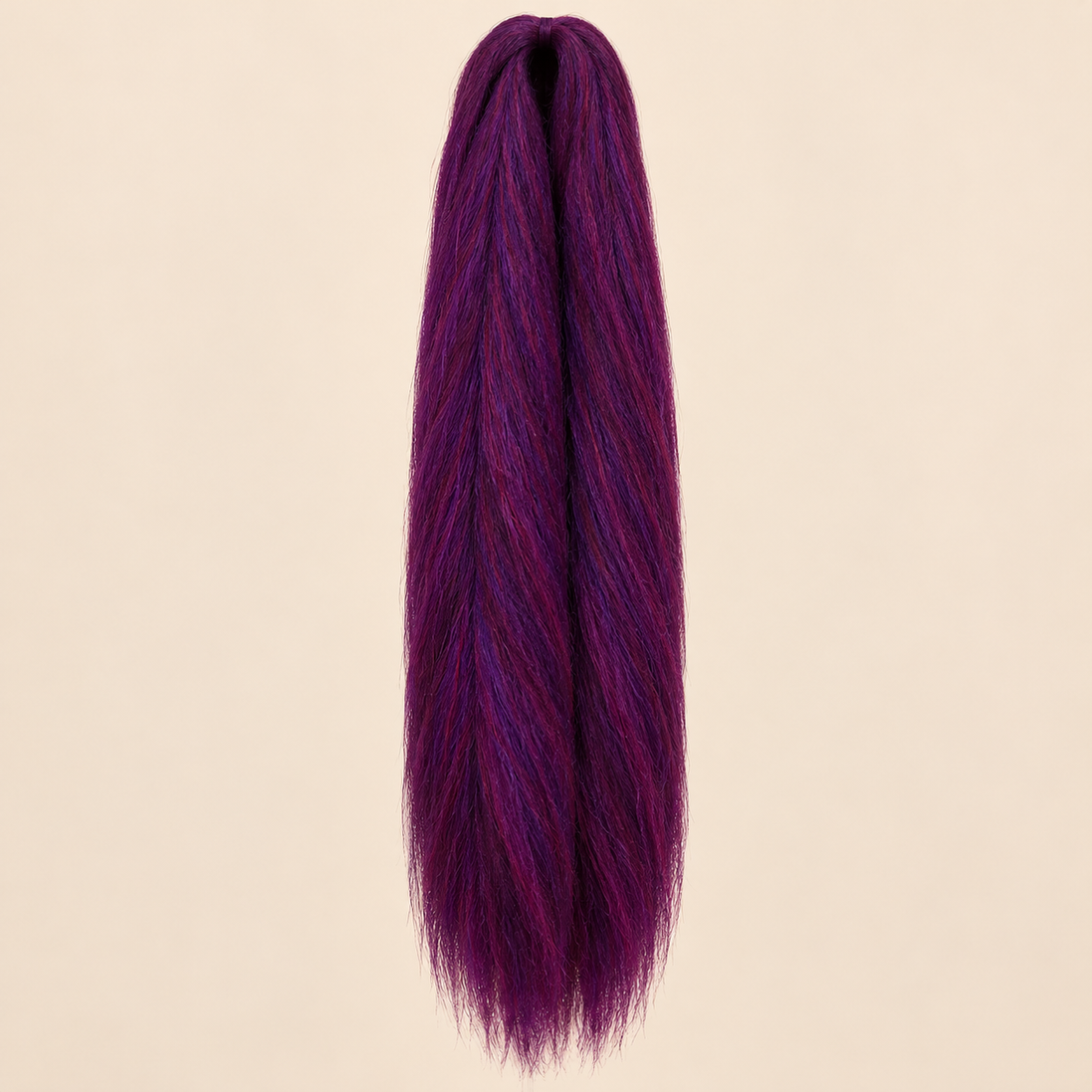 Jumbo Braid 100% Kanekalon RastAfri kleur Grape Crush dieppaars, 60 cm, ongeveer 80 gram op beige achtergrond