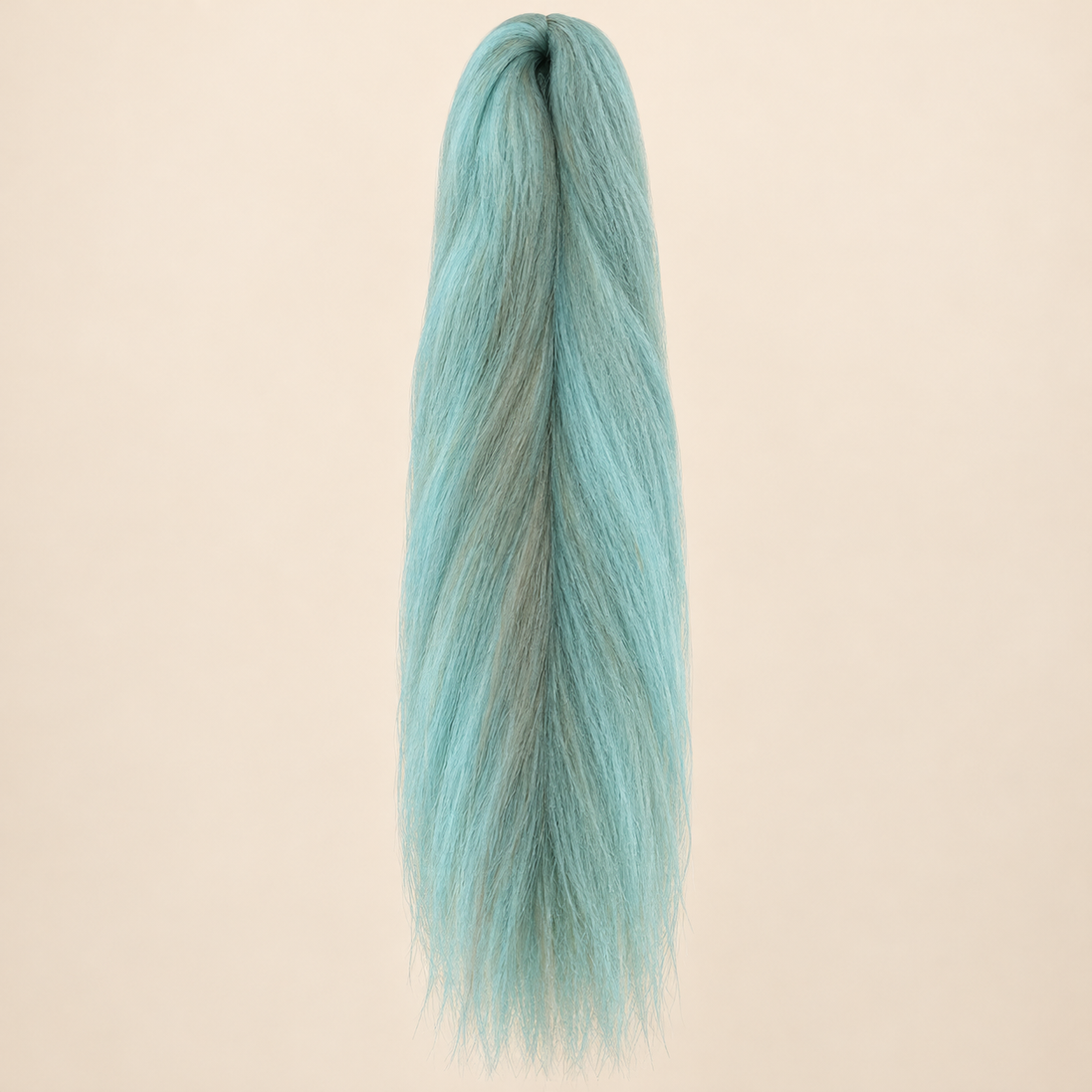 Jumbo Braid 100% Kanekalon RastAfri kleur Ocean Breeze mintblauw, 60 cm, ongeveer 80 gram op beige achtergrond